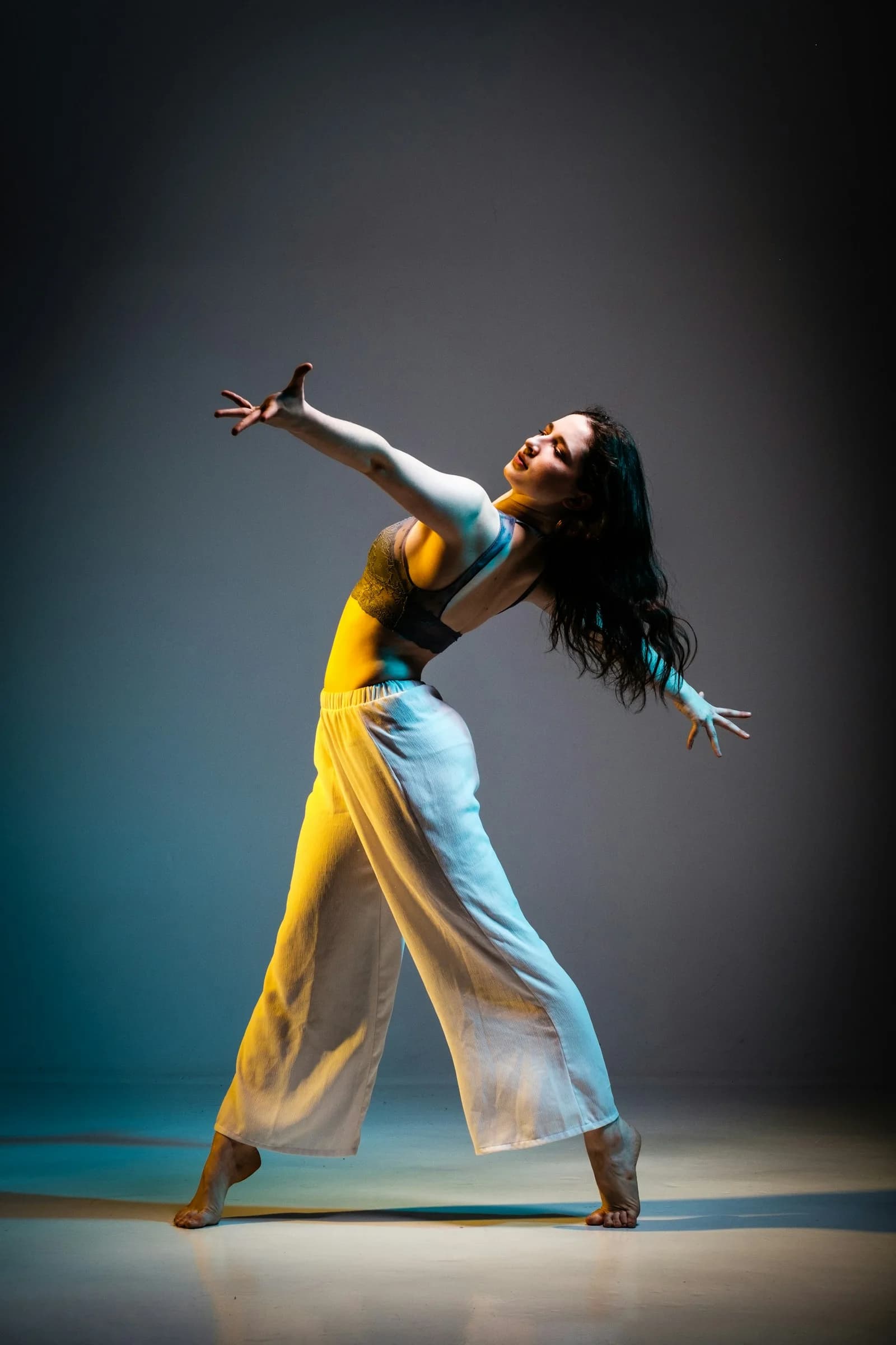 Danzatrice contemporanea in movimento in studio