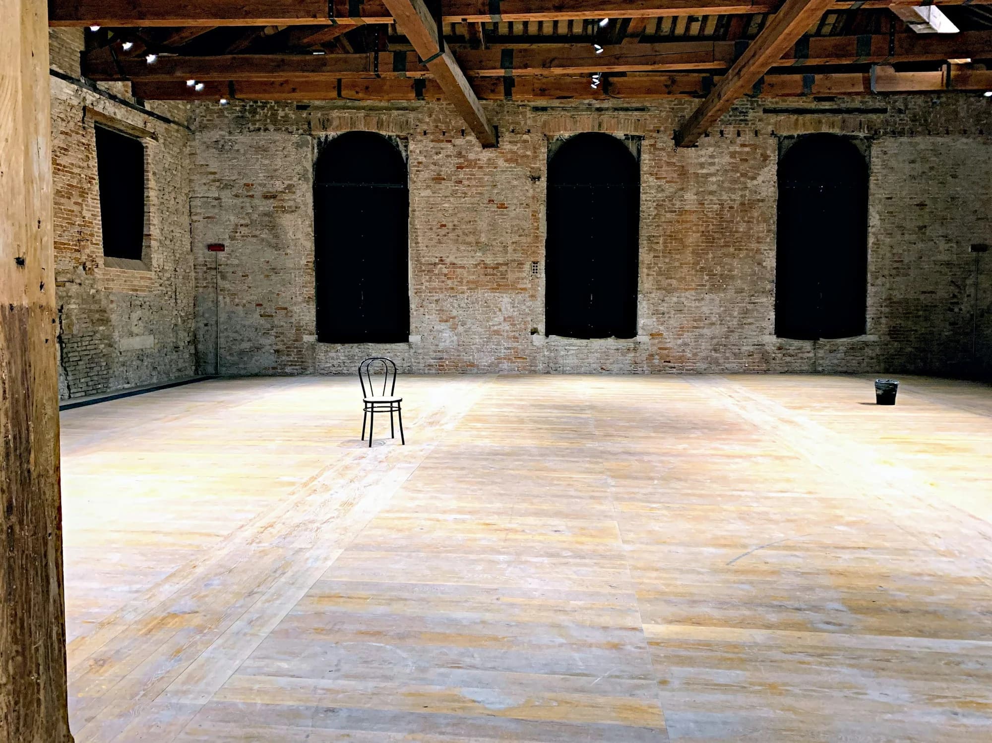 Sala da danza vuota con parquet e soffitto a travi
