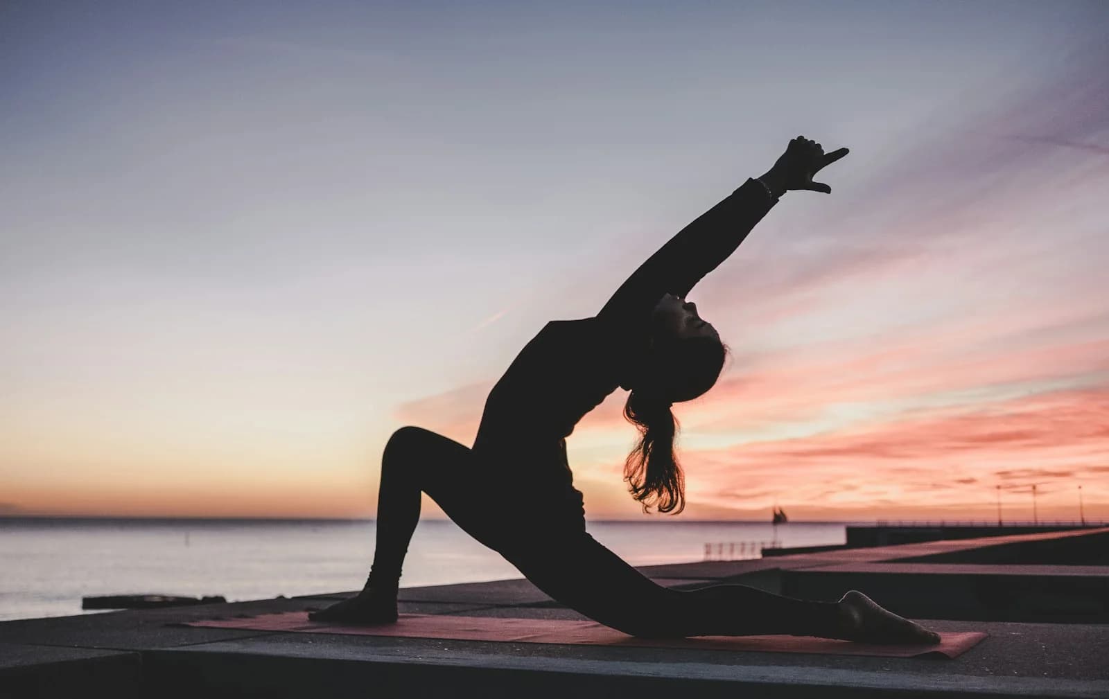 Pratica di yoga al tramonto